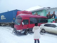 Контейнеровоз и пассажирский автобус столкнулись в Соловьевке, Фото: 1