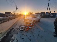 Пострадал подросток: в Южно-Сахалинске ищут очевидцев столкновения кроссовера и мотоцикла, Фото: 1