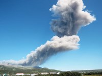Еще один столб пепла и золы выбросил вулкан на Парамушире, Фото: 1