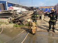 Два пожарных расчёта съехались к месту пожара в Южно-Сахалинске, Фото: 5