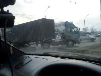 Контейнеровоз, легковушка и небольшой грузовик столкнулись в Южно-Сахалинске, Фото: 8