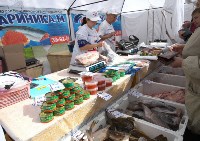 Более тысячи южносахалинцев привлек огромный бутерброд с икрой, Фото: 6