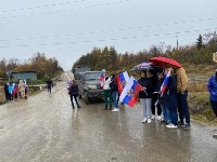 Сахалинцы с флагами пришли к полигону, чтобы проводить мобилизованных земляков , Фото: 3