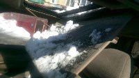Упавший с крыши снег разбил машину и ранил водителя в Южно-Сахалинске, Фото: 4