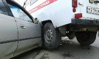 Toyota Carina и "скорая помощь" столкнулись в Южно-Сахалинске, Фото: 2