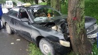 Автомобиль такси врезался в дерево в Корсакове, Фото: 2