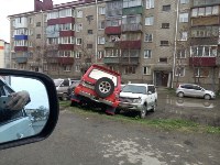 Автомобиль без водителя врезался в припаркованные машины в Корсакове, Фото: 4
