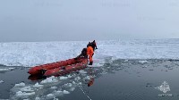 На Сахалине спасатели сняли со льдины троих рыбаков, Фото: 1