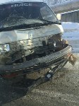 УАЗ и Toyota Hiace столкнулись в Южно-Сахалинске, Фото: 3
