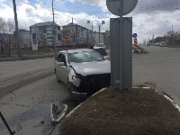 Два "Ниссана" столкнулись на перекрестке в Южно-Сахалинске, Фото: 1