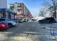 Неизвестные пробили колёса автомобилей на парковке в Южно-Сахалинске, Фото: 4
