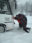 В Синегорске пассажиры вызволили из снежного плена автобус, Фото: 1