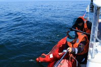 Двоих выпавших за борт «моряков» нашли сахалинские спасатели, Фото: 1