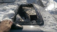 Упавший с крыши снег разбил машину и ранил водителя в Южно-Сахалинске, Фото: 1