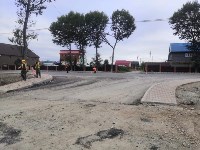 Рабочие снесли столб на дороге недалеко от аэропорта Южно-Сахалинска, Фото: 3