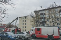 Появились новые кадры с места тушения пожара в многоэтажке в Южно-Сахалинске, Фото: 5