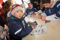 За автографами к хоккеистам «Сахалина» выстроилась очередь в 150 человек, Фото: 31