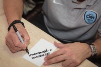 За автографами к хоккеистам «Сахалина» выстроилась очередь в 150 человек, Фото: 25