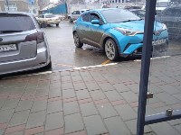 Автохамы в Южно-Сахалинске превратили остановку в парковку, Фото: 1