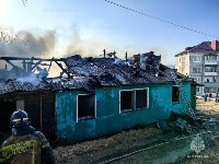 Крупный пожар в Корсакове показали на фото - огонь уничтожил 450 "квадратов", Фото: 3