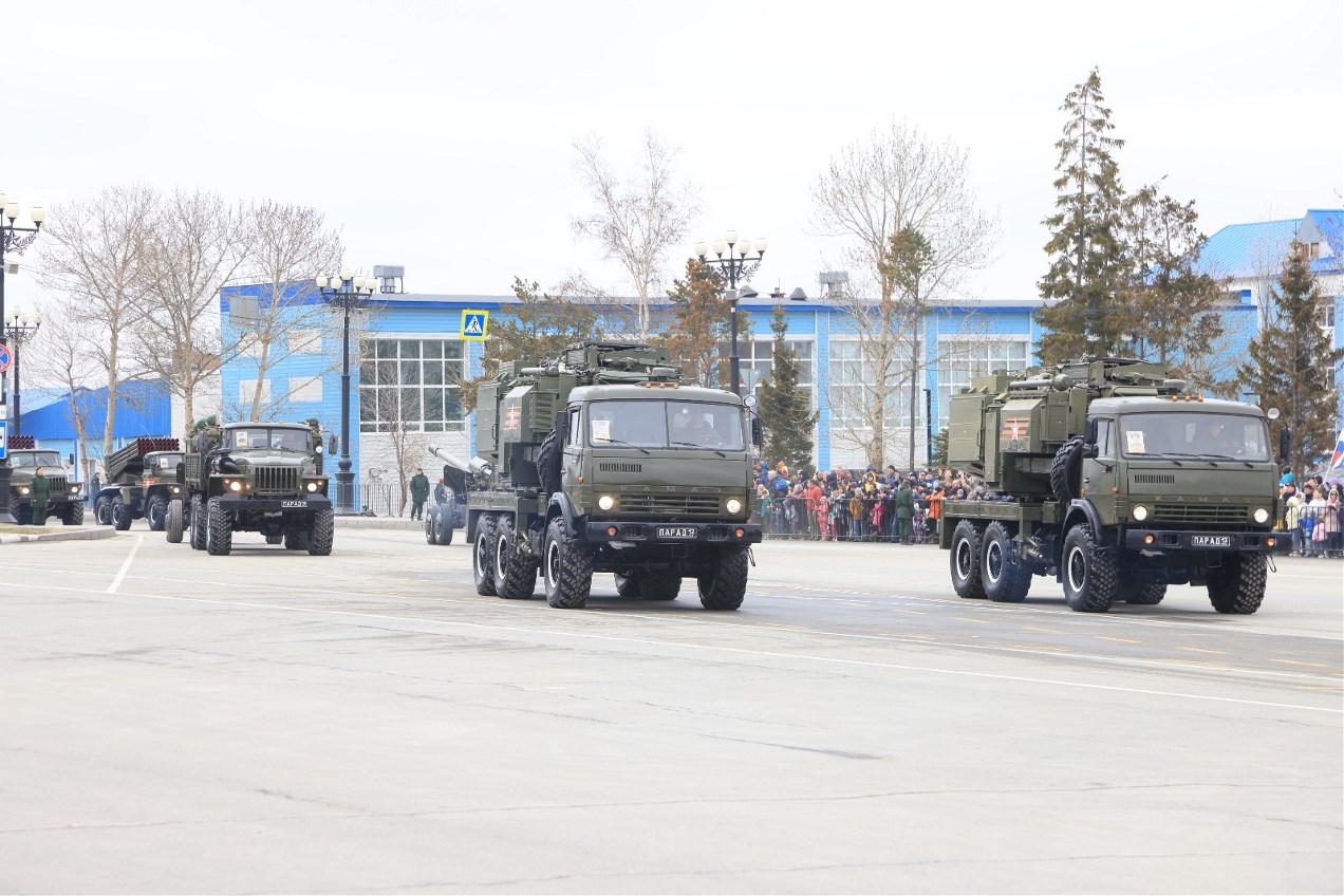 Военный парад на Сахалине собрал несколько тысяч зрителей - Новости Южно  Сахалинска – Фотогалерея, фото 12 - ASTV.ru