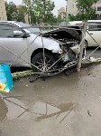 Седан врезался в дорожное ограждение в Южно-Сахалинске, Фото: 2
