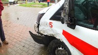 Toyota Belta врезалась в скорую помощь в Южно-Сахалинске, Фото: 1