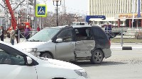 Mazda MPV и Toyota Harrier столкнулись на перекрестке в центре Южно-Сахалинска, Фото: 1