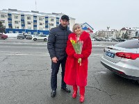 Инспекторы ДПС подарили сахалинкам цветы в честь 8 Марта, Фото: 13
