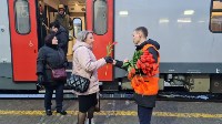 Пассажирок одарили цветами на вокзале в Южно-Сахалинске, Фото: 4