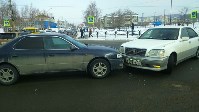 Две "Тойоты" столкнулись на перекрестке в Южно-Сахалинске, Фото: 7
