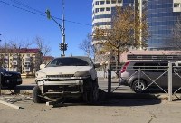 Honda HR-V снесла дорожное ограждение в Южно-Сахалинске, Фото: 9