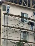 Рабочие ремонтируют дома на проспекте Победы, рискуя жизнью, Фото: 1
