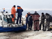 Трех оторвавшихся на льдине рыбаков вернули на берег на Сахалине, Фото: 4