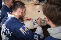 За автографами к хоккеистам «Сахалина» выстроилась очередь в 150 человек, Фото: 33