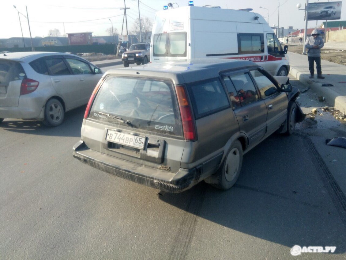 "Тойоту" занесло на автодороге в Южно-Сахалинске