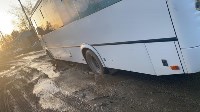Рейсовые автобусы застревают на грязной дороге в Ёлочках, Фото: 3