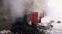 Четыре автоцистерны тушат горящие гаражи в Холмске, Фото: 3