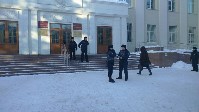 Городской суд Южно-Сахалинска оцепили сотрудники оперативных служб, Фото: 1