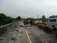 Lexus врезался в бетонные ограждения на мосту в Поронайском районе, Фото: 6
