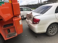 Мусоровоз и легковой автомобиль столкнулись в Южно-Сахалинске, Фото: 1