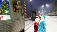 На железнодорожном вокзале Южно-Сахалинска пассажиров встречают и провожают Дед Мороз и Снегурочка , Фото: 12