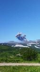 Вулкан на Курилах устроил "фейерверк" для туристов и местных жителей, Фото: 4
