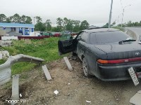 Toyota Mark II пробил дорожное ограждение в Южно-Сахалинске, Фото: 4