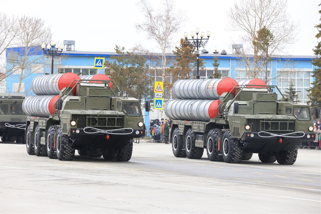 Военный парад на Сахалине собрал несколько тысяч зрителей - Новости Южно  Сахалинска – Фотогалерея, фото 3 - ASTV.ru