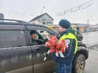 На Сахалине сотрудники ГИБДД порадовали автомобилисток цветами, Фото: 9