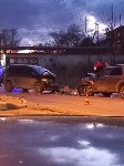 Лоб в лоб столкнулись два автомобиля в Корсакове, Фото: 3