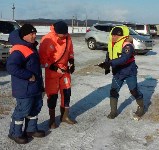 Сахалинские спасатели обеспечивают безопасность рыбаков на льду в заливе Мордвинова   , Фото: 2