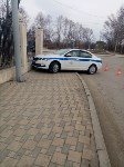 Автомобиль ГИБДД врезался в забор в Южно-Сахалинске, Фото: 2