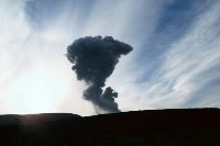 Вулкан на Парамушире выбросил столб пепла высотой 4 километра, Фото: 4
